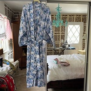 Heidi Carey Blue Floral Scallop Robe, L